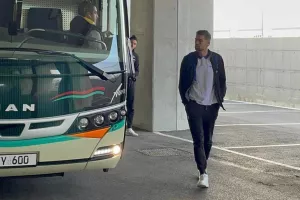 Η άφιξη του ΑΠΟΕΛ/ Μέσα... ο Μακέντα (Φώτος)