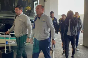 Η άφιξη του ΑΠΟΕΛ/ Μέσα... ο Μακέντα (Φώτος)