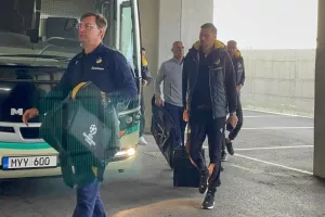 Η άφιξη του ΑΠΟΕΛ/ Μέσα... ο Μακέντα (Φώτος)