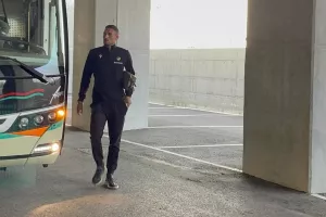 Η άφιξη του ΑΠΟΕΛ/ Μέσα... ο Μακέντα (Φώτος)