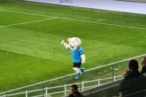 ΦΩΤΟΣ / Χαιρέτησε τα μικρά παιδάκια ο  "Απολλώνιος"
