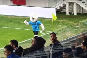 ΦΩΤΟΣ / Χαιρέτησε τα μικρά παιδάκια ο  "Απολλώνιος"