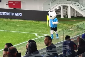 ΦΩΤΟΣ / Χαιρέτησε τα μικρά παιδάκια ο  "Απολλώνιος"