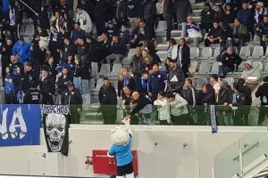 ΦΩΤΟΣ / Χαιρέτησε τα μικρά παιδάκια ο  "Απολλώνιος"