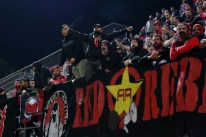 "Ερυθρόλευκο" πάρτι και εννοείται "Χώμα που περπάτησα" (φώτος/βίντεο)
