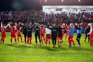 "Ερυθρόλευκο" πάρτι και εννοείται "Χώμα που περπάτησα" (φώτος/βίντεο)
