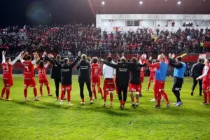 "Ερυθρόλευκο" πάρτι και εννοείται "Χώμα που περπάτησα" (φώτος/βίντεο)
