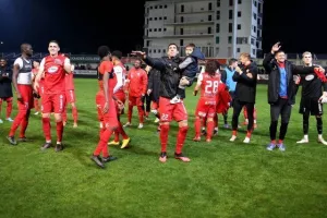 "Ερυθρόλευκο" πάρτι και εννοείται "Χώμα που περπάτησα" (φώτος/βίντεο)