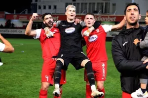 "Ερυθρόλευκο" πάρτι και εννοείται "Χώμα που περπάτησα" (φώτος/βίντεο)