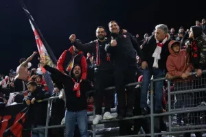 "Ερυθρόλευκο" πάρτι και εννοείται "Χώμα που περπάτησα" (φώτος/βίντεο)