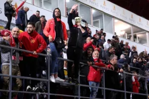 "Ερυθρόλευκο" πάρτι και εννοείται "Χώμα που περπάτησα" (φώτος/βίντεο)