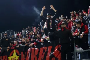 "Ερυθρόλευκο" πάρτι και εννοείται "Χώμα που περπάτησα" (φώτος/βίντεο)