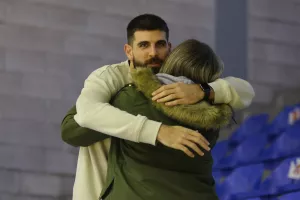 ΑΠΟΕΛ - ΑΕΚ: Ανατροπή... και "κιτρινοπράσινο" το ντέρμπι! (φώτος)