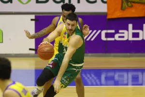 ΑΠΟΕΛ - ΑΕΚ: Ανατροπή... και "κιτρινοπράσινο" το ντέρμπι! (φώτος)