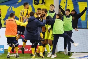ΑΕΛ - Απόλλων: Το πρώτο ιστορικό βάφτηκε κίτρινο στα πέναλτι! (φώτος)