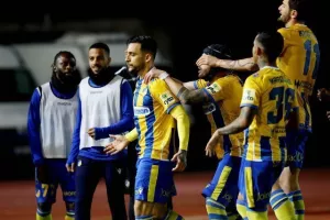 Καρμιώτισσα - ΑΠΟΕΛ: Δώνης και Ηλία το έστειλαν στην κορυφή! (φώτος)