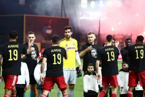 Με φανέλες του Άλκη παίκτες και διαιτητές στο Άρης-Ολυμπιακός