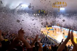 Η μαγεία με τα χιλιάδες χαρτάκια πριν το τζάμπολ και οι πανηγυρισμοί της νίκης επί του ΠΑΟΚ