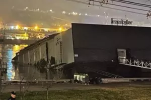 Διάσημο πλωτό κλαμπ στο Βελιγράδι βούλιαξε στο ποτάμι ενώ ήταν γεμάτο κόσμο!
