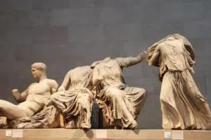 Τα Γλυπτά του Παρθενώνα κατευθύνονται προς το σπίτι τους, γράφουν οι Times