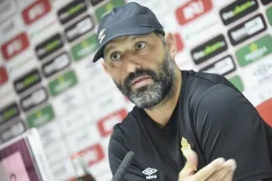 Σε επαφές με Víctor Basadre