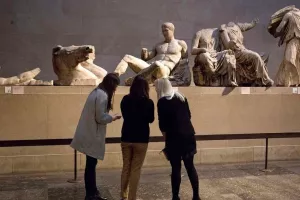Γλυπτά Παρθενώνα: «Δεν είναι θέμα ανταλλαγής» εξηγεί ο γενικός διευθυντής του μουσείου Ακρόπολης