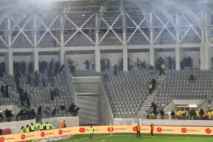 AEΛ-Απόλλων: Επεισόδια και καρεκλοπόλεμος στο ημίχρονο (βίντεος/φώτος)