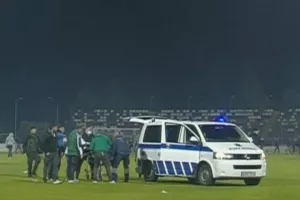 Λεβαδειακός - Παναθηναϊκός: Σκηνές χάους, λιποθυμίες φιλάθλων μετά από νέα ρίψη δακρυγόνων