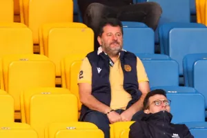 (ΦΩΤΟ) Βρήκαμε... Σόφο με κίτρινο-μπλε!