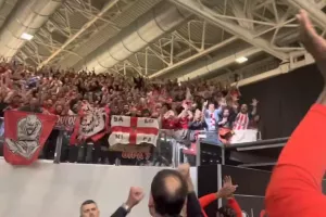 Η "ερυθρόλευκη" παρακάμερα με την αποθέωση στο γήπεδο και στο… αεροδρόμιο