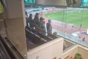 Οι παίκτες στην κερκίδα, όρθιοι... στο vip box (Φώτος)