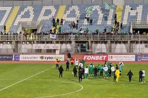 Οι παίκτες στην κερκίδα, όρθιοι... στο vip box (Φώτος)