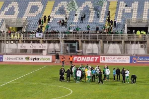 Οι παίκτες στην κερκίδα, όρθιοι... στο vip box (Φώτος)
