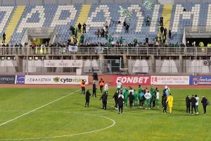 Οι παίκτες στην κερκίδα, όρθιοι... στο vip box (Φώτος)