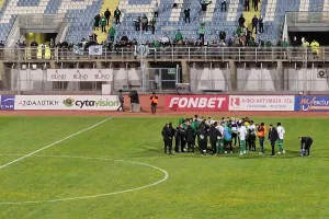 Οι παίκτες στην κερκίδα, όρθιοι... στο vip box (Φώτος)