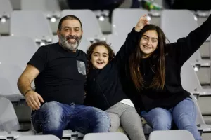(Φωτορεπορτάζ) Ο κόσμος στο Απόλλων  - Νέα Σαλαμίνα