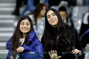 (Φωτορεπορτάζ) Ο κόσμος στο Απόλλων  - Νέα Σαλαμίνα