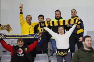 (Φωτορεπορτάζ) Ο κόσμος στο ΑΕΛ - Απόλλων