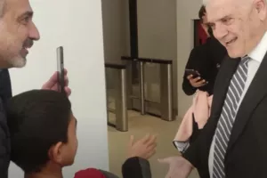 Απίθανη ατάκα Μελισσανίδη σε πιτσιρικά: «Ήρθες στο γήπεδο με κόκκινα; Πέταξέ τα!»