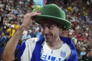 Τεντόγλου: Έγινε αποκριάτικο τραγούδι: «Τους πιτσόκοψες γερά» 