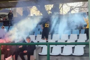 Ποδοσφαιριστής έκανε πρόταση γάμου στην αγαπημένη του την ώρα του αγώνα