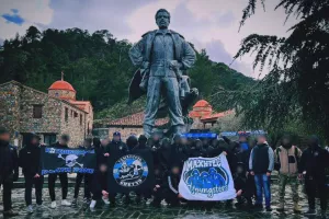 Οι Μαχητές στο άγαλμα Αυξεντίου