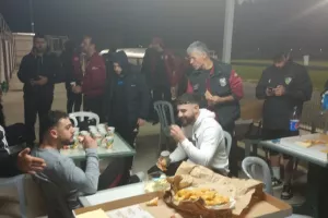 Πίτσες και ροφήματα μετά τον αγώνα (φώτος)