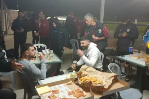 Πίτσες και ροφήματα μετά τον αγώνα (φώτος)