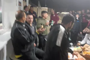 Πίτσες και ροφήματα μετά τον αγώνα (φώτος)