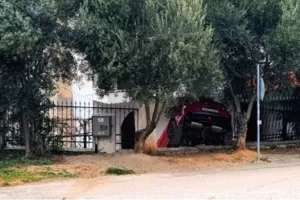Αυτοκίνητο κατέληξε σε… αυλή σπιτιού (φώτος)