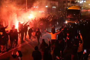ΑΕΚ - Ολυμπιακός: Αποθέωση της κιτρινόμαυρης αποστολής στην άφιξή της στην OPAP Arena