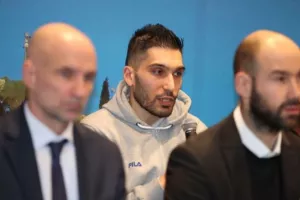 Κασελάκης: "Να χαρεί όλος ο κόσμος την γιορτή/Είναι πολύ μακριά το τρόπαιο για εμάς"
