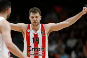 Βεζένκοβ: "Ο Παπανικολάου είναι και ο μπαμπάς μας, γιατί έχει μεγαλώσει πια"
