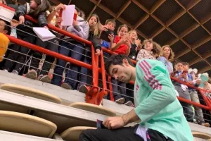 Ο Μίλτος μοίρασε "χυλόπιτες" στους μεγάλους και αυτόγραφα στα παιδιά!